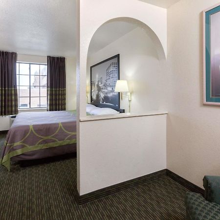 Super 8 By Wyndham Tulsa/Downtown/East Hotel Eksteriør billede