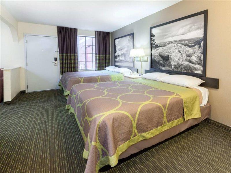 Super 8 By Wyndham Tulsa/Downtown/East Hotel Eksteriør billede
