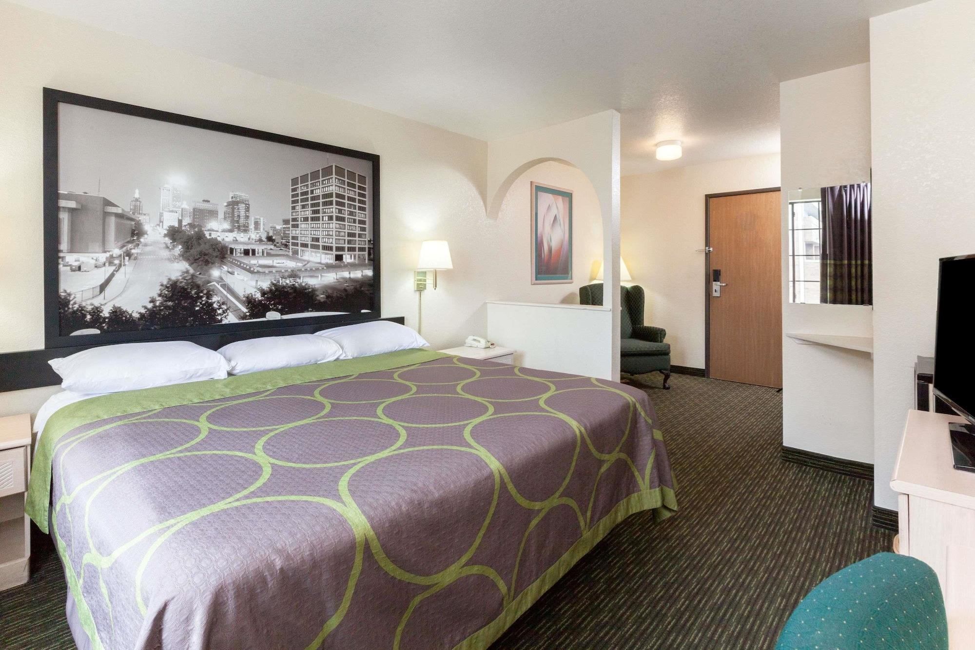 Super 8 By Wyndham Tulsa/Downtown/East Hotel Eksteriør billede