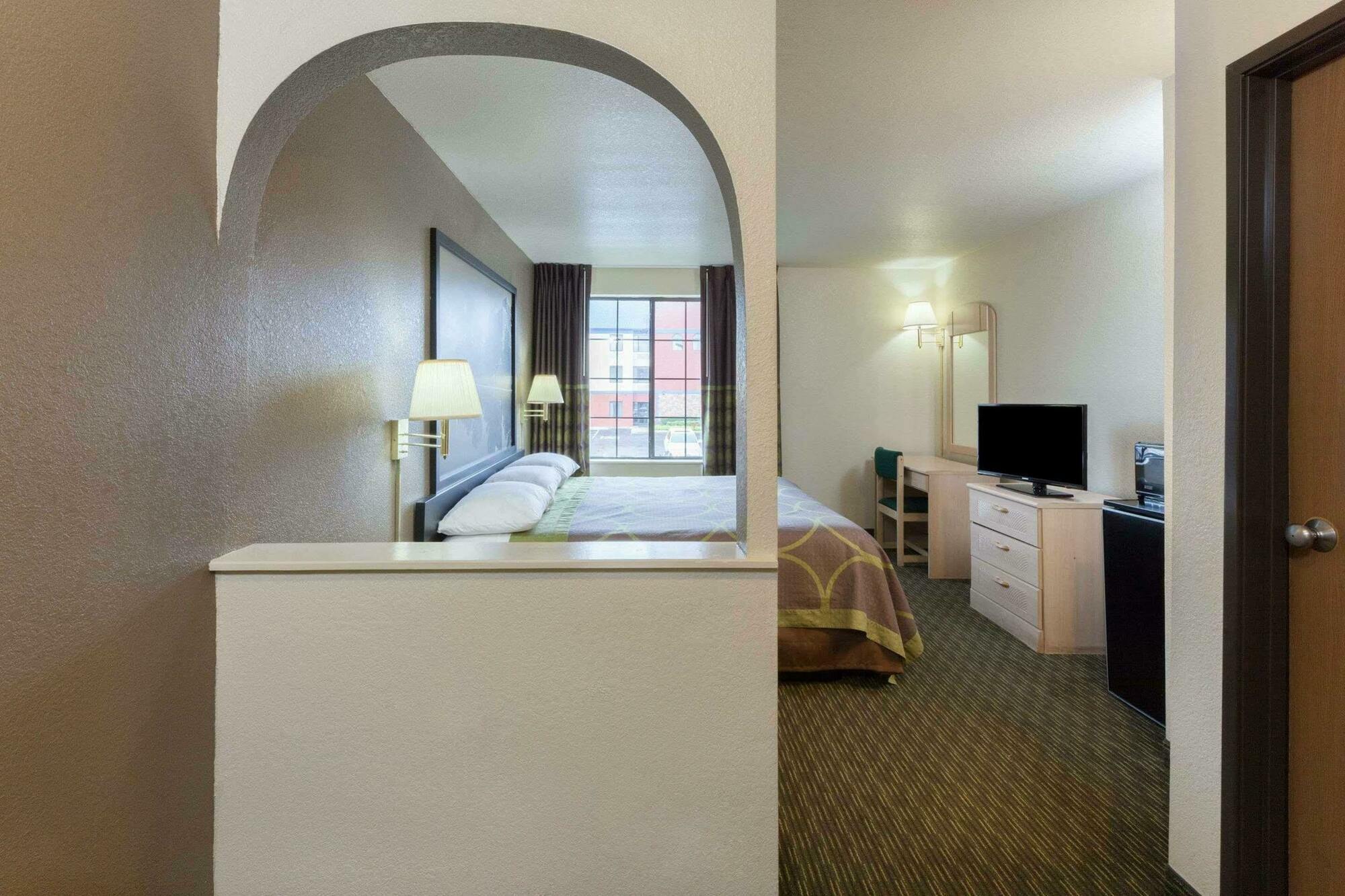 Super 8 By Wyndham Tulsa/Downtown/East Hotel Eksteriør billede